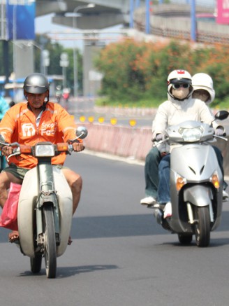 Mới tháng 2 đã nắng cháy da, nhiều người bị 'sốc nhiệt' vì quá nóng