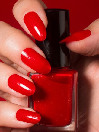 Vì sao các chuyên gia da liễu khuyên không nên sơn móng tay?