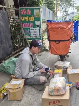 Nghe shipper kể chuyện giao hàng sau tết, mong được lì xì bằng... sự thông cảm