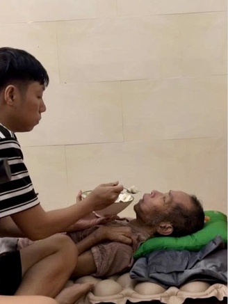 Lan tỏa trên mạng xã hội: Nghỉ việc để chăm cha bị tai biến