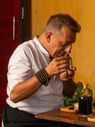 Khách Tây thử nước mắm, dệt thổ cẩm ở khách sạn 2 Keys MICHELIN ở Hội An