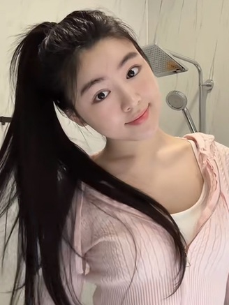 Con gái Quyền Linh chia sẻ cuộc sống đời thường, hút hàng triệu lượt xem