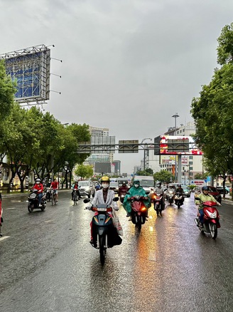 Bất ngờ mưa lớn kéo dài giữa mùa khô Nam bộ, vì sao?