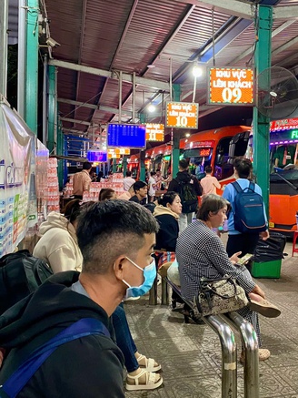 Đi tàu, xe đường dài về quê ăn tết: Làm sao để đỡ say, bớt mệt?