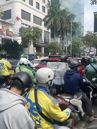 Thời điểm mà dường như ai cũng ra đường...