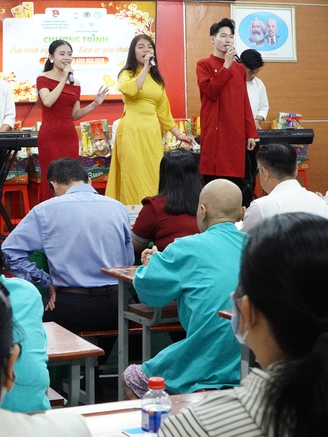 Người trẻ đưa âm nhạc và quà tết đến bệnh nhân ung bướu ở Cần Thơ