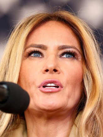 Phim về vợ ông Trump gây tranh cãi