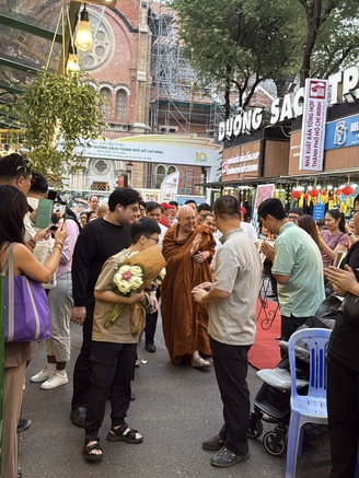 Đường sách TP.HCM nồng hậu đón thiền sư Ajahn Brahm - tác giả 'Mở cửa trái tim'