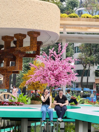 Hồ Con Rùa ‘thay áo mới’, người trẻ khen đẹp rủ nhau đến chụp ảnh tết