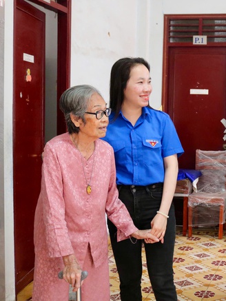 Người trẻ Báo Thanh Niên mang tết sớm đến với các cụ già neo đơn