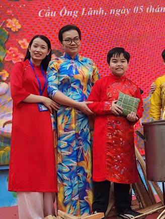 Câu chuyện xúc động sau nồi bánh chưng ở sân trường