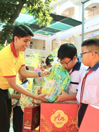 Mang sắc xuân tình nguyện đến với biển, đảo