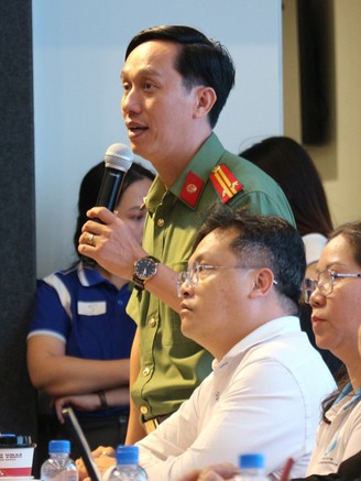 Học sinh lo ngại 'phông bạt' bằng AI: Ngồi nhà vẫn check-in như thật