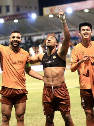 HAGL đấu Ninh Bình cực hay: Thủ môn 1,91 m đụng loạt sao U.23 Việt Nam, ‘đồng đội tương tàn’