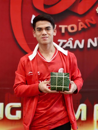 Đội trưởng U.23 Việt Nam cùng Thể Công Viettel 'giữ lửa Tết' bằng hoạt động đặc biệt