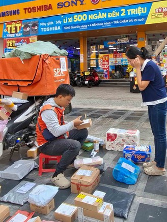 Những chàng shipper 'tăng tốc' giao hàng dịp tết