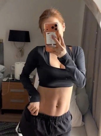 Nhã Phương khoe dáng gợi cảm sau khi sinh con lần 3