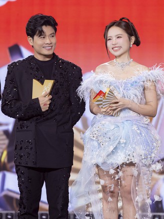 Nguyễn Văn Chung, Phương Mỹ Chi… đón tin vui, 'Mưa đỏ' lại thắng lớn