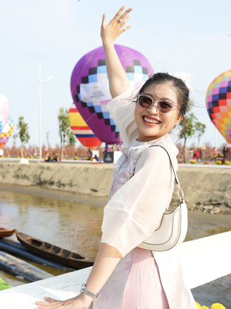 Dàn khinh khí cầu, dù lượn rực rỡ bầu trời Cần Giờ