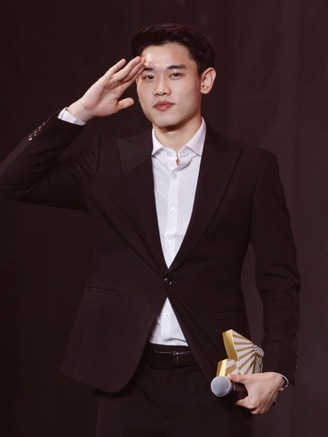 Đình Bắc tái hiện khoảnh khắc ăn mừng trên sân khấu WeChoice Awards, ‘cương quyết’ không chịu hé lộ bí mật…