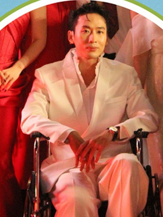 Tuấn Trần ngồi xe lăn ra mắt phim cùng Phương Anh Đào