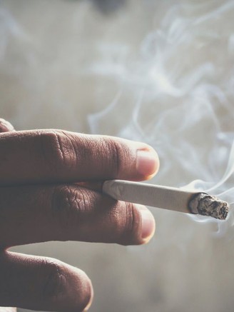 Cảnh báo thuốc lá làm tăng nguy cơ mù lòa