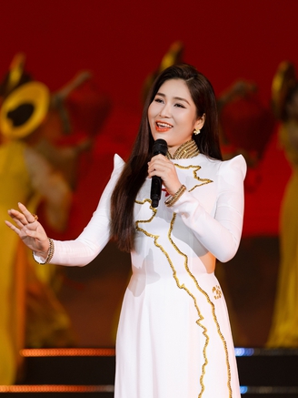 NSƯT Như Huỳnh, Võ Hạ Trâm gây xúc động trong chương trình nghệ thuật 'Xuân quê hương'