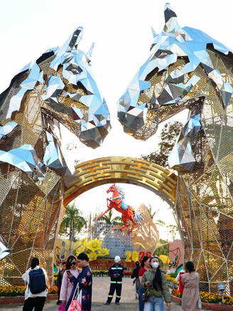 Linh vật ngựa Tuy Hòa: Choáng ngợp 3 đại cảnh ngựa ‘khủng’ đua top