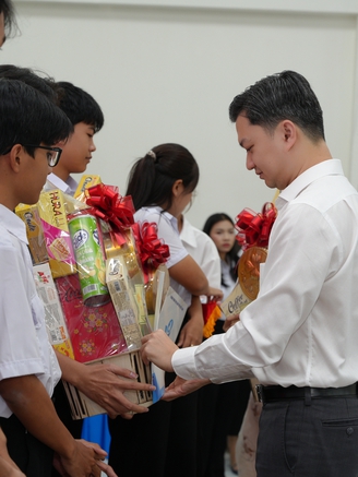 Trao quà tết – Gửi trọn niềm tin tới cán bộ Hội Sinh viên