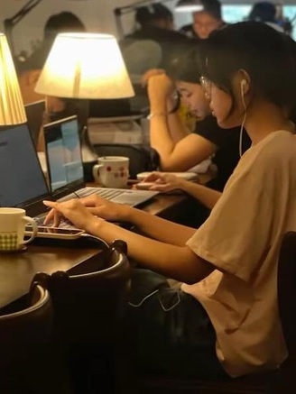 Sát tết, vẫn 'chạy deadline' xuyên đêm