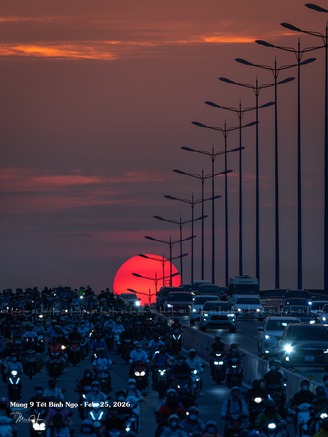 'Mặt trời trứng muối' mỗi chiều, thu hút nhiều người đi ngắm