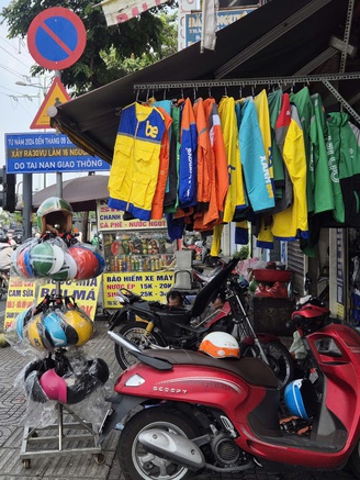 Đồng phục shipper, xe ôm công nghệ bán tràn lan: Mua về mặc có phạm luật?