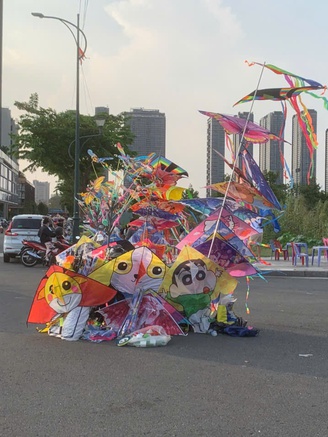 Chiều nào cũng đông kín: Bãi đất gần cầu Ba Son thành 'thiên đường thả diều'