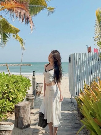 Chân váy trắng mang đến phong cách dịu dàng cho những ngày nắng