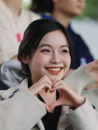 TNSV THACO cup 2026: Những 'bóng hồng' rạng rỡ trên khán đài SVĐ Trường ĐH Nha Trang