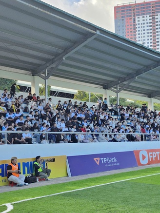 TNSV THACO cup 2026: Khán đài SVĐ Trường ĐH Nha Trang chật kín khán giả