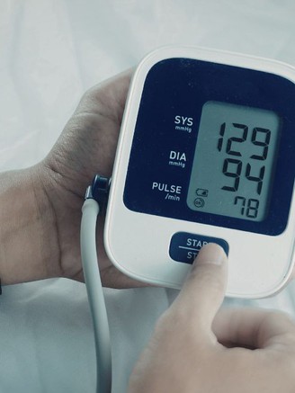 Người bị huyết áp cao nên chọn trứng hay cá hồi?