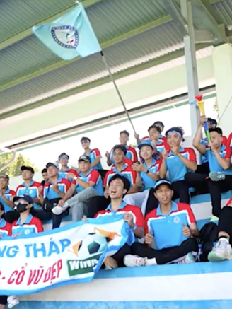 Cô gái từ Đồng Tháp ra Nha Trang cổ vũ bạn trai, nói lời từ trái tim…