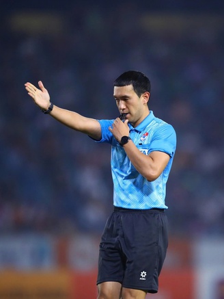 Hai trọng tài Hàn Quốc cực ‘xịn’ điều hành trận Ninh Bình đấu CLB CAHN: Đua vô địch quá 'nóng'