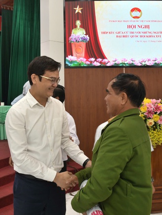 Cử tri gửi gắm ứng viên trẻ: Làm sao để thanh niên không phải rời quê