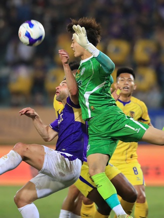 Cao Văn Bình hay nhưng SLNA vẫn trắng tay vì Hoàng Hên và Hai Long quá 'cháy': Hà Nội thắng đậm!