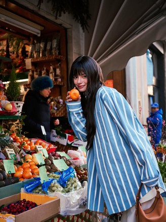 Diện trang phục kẻ sọc dọc, nàng dễ dàng 'ăn gian' chiều cao đầy tinh tế