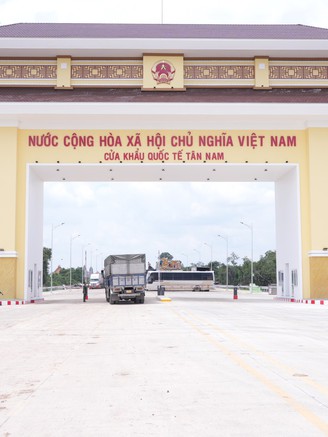 Tây Ninh nghiên cứu làm đường 4 làn xe nối cửa khẩu với cao tốc
