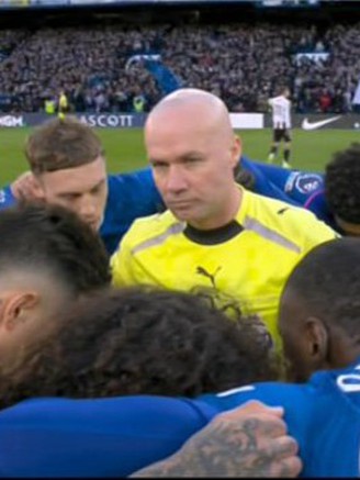 Arsenal thắng kịch tính Everton, Chelsea khiến trọng tài ‘sốc’ vì hành động dị và cái kết đắng