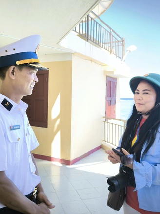 Chung dòng máu Lạc Hồng: Nữ nhà văn kể chuyện quê hương
