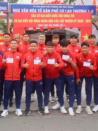 Sinh viên, phóng viên và trọng tài VCK TNSV THACO Cup 2026 tham gia bầu cử