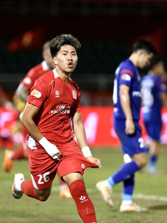 Cầu thủ Việt kiều nhỏ con gây sốt cho CĐV CLB CA TP.HCM và V-League 