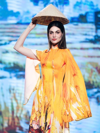 Miss Charm 2025 Anna Blanco diện áo dài diễn thời trang cùng nghệ sĩ Việt