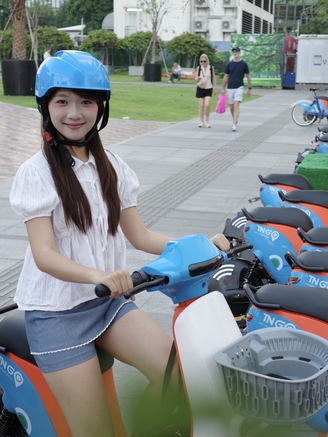 Người dân, du khách hào hứng trải nghiệm xe đạp điện công cộng