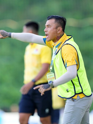 Món quà đặc biệt từ sân bóng dành tặng vợ con